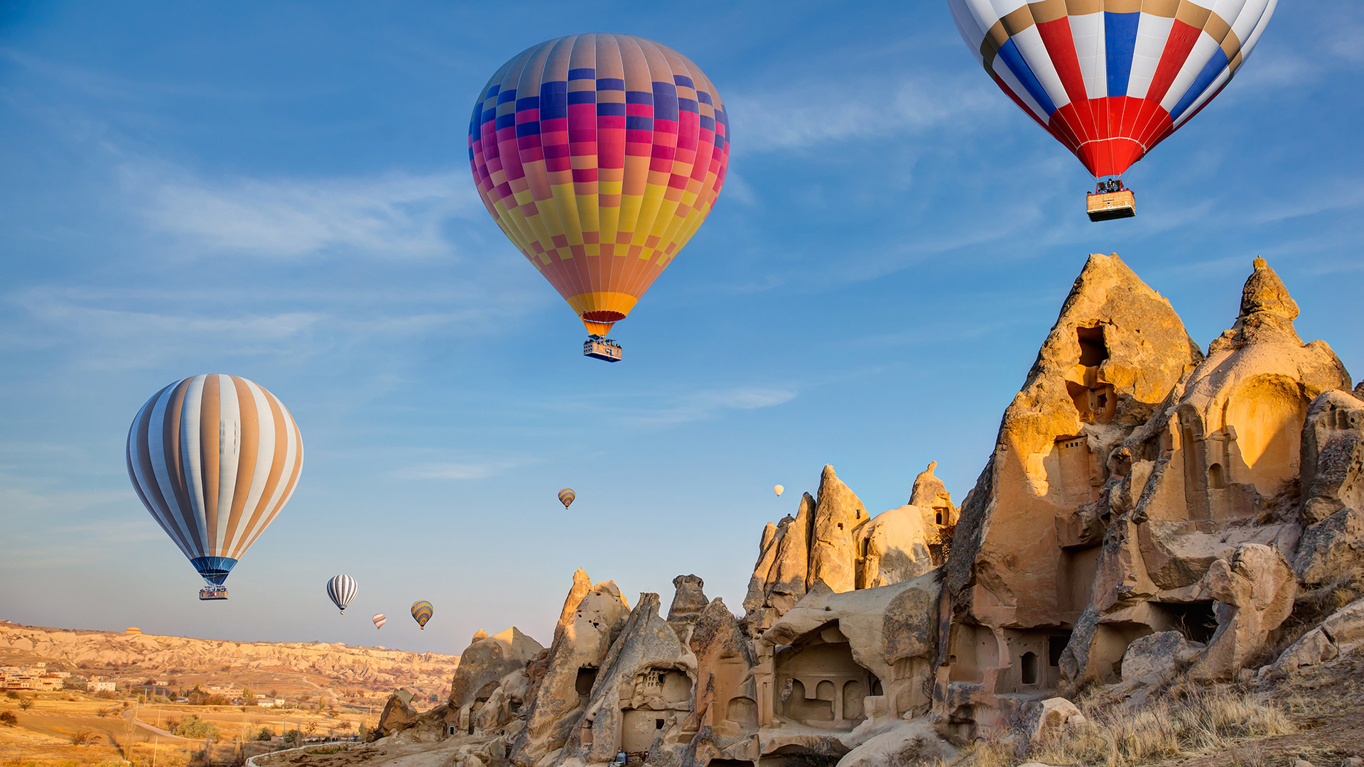 Explore Cappadocia, Turkey: Discover the Magic of Hot Air Balloons and Fairy Chimneys