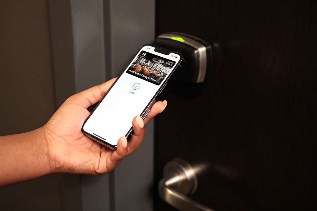 Smart Rooms & Contactless Check-Ins: The New Hotel Experience